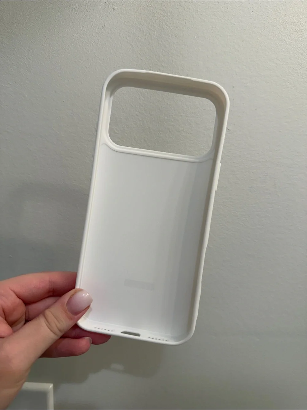 White iPhone 17 pro max case